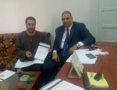 بالصور.. مواطنون يوقعون على استمارة "علشان تبنيها" فى بنى سويف