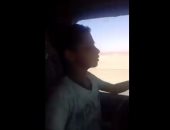 تداول فيديو لطفل يقود سيارة نقل ثقيل على أحد الطرق السريعة