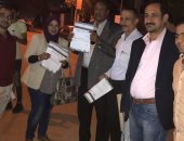 بالصور.. مواطنون بالوادى الجديد يوقعون على استمارة علشان تبنيها لتأييد ترشح السيسى