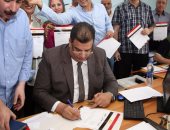 بالصور.. رئيس تحرير الجمهورية وصحفيو المؤسسة يوقعون على استمارة علشان تبنيها