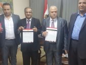 بالصور.. مواطنون بمحافظة الشرقية يوقعون على إستمارة "علشان تبنيها"