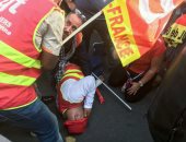 بالصور.. الشرطة الفرنسية تسحل متظاهرين أمام مدرسة يزورها الرئيس ماكرون