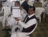 بالصور.. عمد ومشايخ ومواطنون بمطروح يوقعون على استمارات "علشان تبنيها"