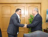 جامعة عين شمس تكرم محافظ دمياط تقديرا لمجهوداته