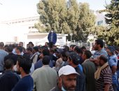 بالصور.. أهالى ضحايا غرق مركب مهاجرين فى تونس ينتظرون جثث ذويهم أمام المستشفيات