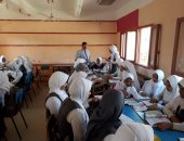 وكيل تعليم الفيوم يمنح معلمه شهادة تقدير وينذر أمين مكتبة خلال جولة له