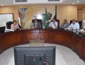 محافظ الفيوم ومسئولي الاستشعار عن بعد يستعرضان المخطط العمرانى للمحافظة