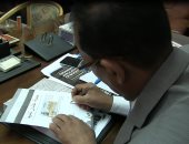 رئيس جامعة أسوان يوقع على استمارة "علشان تبنيها"