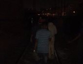 قارئ يرسل صورا للركاب يسيرون على قضبان المترو بعد انقطاع الكهرباء