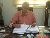 مدير مكتب حقوق الإنسان ببنى سويف يوقع استمارة "علشان تبنيها" لترشح السيسى 