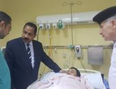 مدير أمن الإسكندرية فى زيارة للمقدم حجازى المصاب أثناء محاولته إخماد حريق