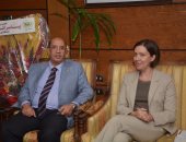 رئيس جامعة أسيوط يبحث سبل تقديم دورات لغة لطلاب برامج الساعات المعتمدة