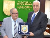رئيس جامعة إسكندرية يطالب بتكريم الرعيل الأول للأساتذة بمجلس خدمة المجتمع