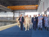 بالصور.. الرئيس السيسى يتفقد هنجر الغواصات بقاعدة الإسكندرية البحرية