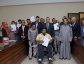 بالصور.. محافظ بنى سويف يسلم عقود تعيين 21 من ذوى الإعاقة بحديد المصريين