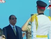 الرئيس السيسى يرفع العلم المصرى على قاعدة الإسكندرية بعد تطويرها
