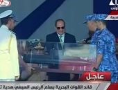 الفريق أحمد خالد يسلم السيسى هدية تذكارية بمناسبة عيد القوات البحرية