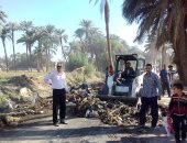 بالصور.. سكرتير محافظة سوهاج يقود حملة نظافة لرفع القمامة وتطهير الترع بإدفا