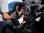 بالصور.. الشرطة الإسرائيلية تسحل متظاهرين يهود احتجوا على اعتقال ذويهم للخدمة العسكرية