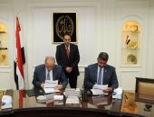 محافظ القليوبية يوقع بروتوكول تعاون مع الجهاز المركزى للتعمير لرصف الطرق