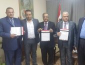 بالصور.. قيادات وزارة التموين يوقعون على استمارة "علشان تبنيها"