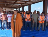 وزير الإسكان يصلى الجمعة مع العمال قبل وضع الرئيس حجر أساس "العلمين الجديدة"