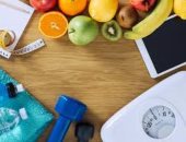 الرجيم مالناش فيه.. بالضحك والفاكهة تخلص من الوزن الزائد