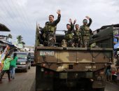 بالصور.. أفراد الجيش الفلبينى يغادرون مدينة مراوى عقب تحريرها من "داعش"