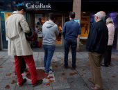 بالصور.. مؤيدو استقلال كتالونيا يسحبون أموالهم بالبنوك احتجاجا على معاقبة الإقليم