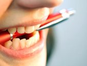 ماذا يفعل مضغ الأقلام وقضم الأكياس بأسنانك ؟