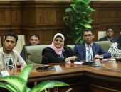 بالقبلات والأحضان.. "تضامن البرلمان" تكرم أصغر مخترع مصرى لحل أزمة الرى