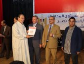 بالفيديو والصور.. محافظ كفر الشيخ يبدأ تكريم الصيادين بدقيقة حداد على شهداء الواحات