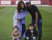 شاهد.. يارا نعوم تنشر صورة لعائلتها بأرض الملعب.. وابنتاها تجلسان على الكرة