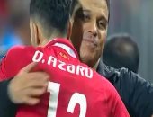 شاهد.. "حضن" البدرى لأزارو بعد "هاتريك" النجم الساحلى