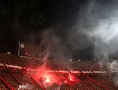 بالفيديو والصور.. جمهور الأهلى يشعل "الشماريخ" احتفالا بهدف أزارو