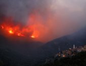 بالصور.. اندلاع حريق هائل بجزيرة كورسيكا الفرنسية