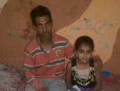 بالصور.. مأساة طفلة تعيش بإعاقة وكسر بالحوض ووالدها يناشد وزير الصحة لعلاجها
