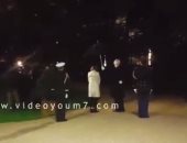 بالفيديو.. وزيرة الدفاع الفرنسية تحت الأمطار انتظارا لوصول الرئيس السيسي 