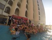 بالصور.. الجالية المصرية بالسعودية تحتفل تحت الماء بصعود مصر لكأس العالم