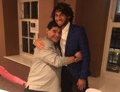 مارادونا يحتضن الننى بعد حفل الفيفا لتوزيع جوائز الأفضل فى العالم