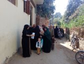  الكشف على 300 حالة فى قافلة طبية مجانية بنجع حمادى