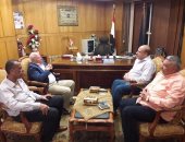 محافظ بورسعيد يقدم التعازى لمدير الأمن فى شهداء الواحات