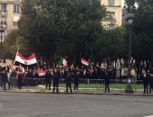 بالصور.. الجالية المصرية بفرنسا تحتفى بزيارة السيسى أمام قصر الإليزيه