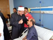 وزير الأوقاف يزور مصابى حادث الواحات ويؤكد: جيشنا وشرطتنا معقل الفداء