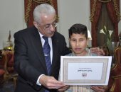 وزير التعليم يكرم الطالبين الفائزين فى مسابقة التحدى العربى بدبى
