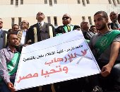 بالصور.. كلية إعلام الأزهر تنظم وقفة لدعم الجيش والشرطة فى الحرب ضد الإرهاب