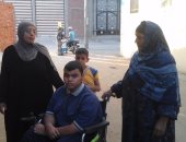 بالصور .. معاناة أسرة بالشرقية مع إعاقة أبناءها الثلاثة ودخلها الضئيل