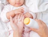 دراسات تحذر من بودرة التلك على الرضيع.. تسبب سرطان المبيض والرئة 