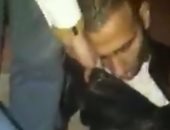 بالفيديو.. "علقة سخنة" لسارقى هاتف فتاة بالإسكندرية قبل تسليمهما للشرطة