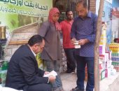 رئيس مدينة كفر شكر يشترى مستلزمات كشك للطفلة "جامعة القمامة"